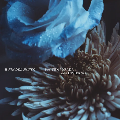 Two flowers, one blue and one pale beige, are shown against a dark background with the text 'FIN DEL MUNDO una TEMPORADA en el INVIERNO' overlayed on the image