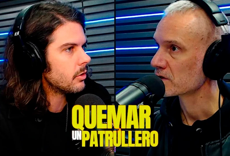 Estanislao López talking to Gustavo Olmedo during an interview